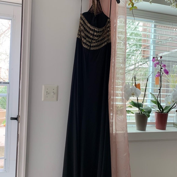 Dresses - Picture 3 of 6